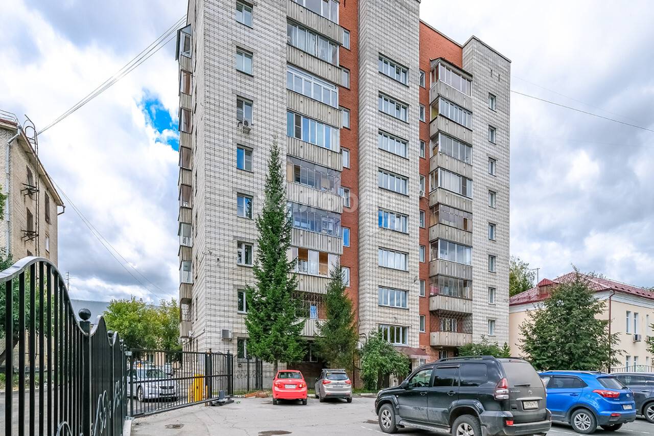 Продажа 4-комнатной квартиры, Новосибирск, Театральная,  42