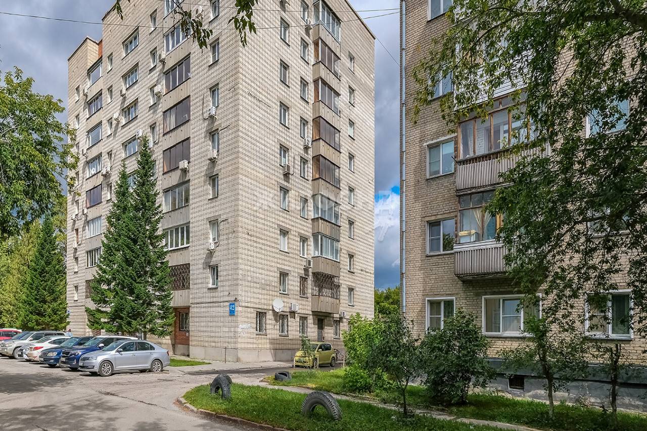 Продажа 4-комнатной квартиры, Новосибирск, Театральная,  42
