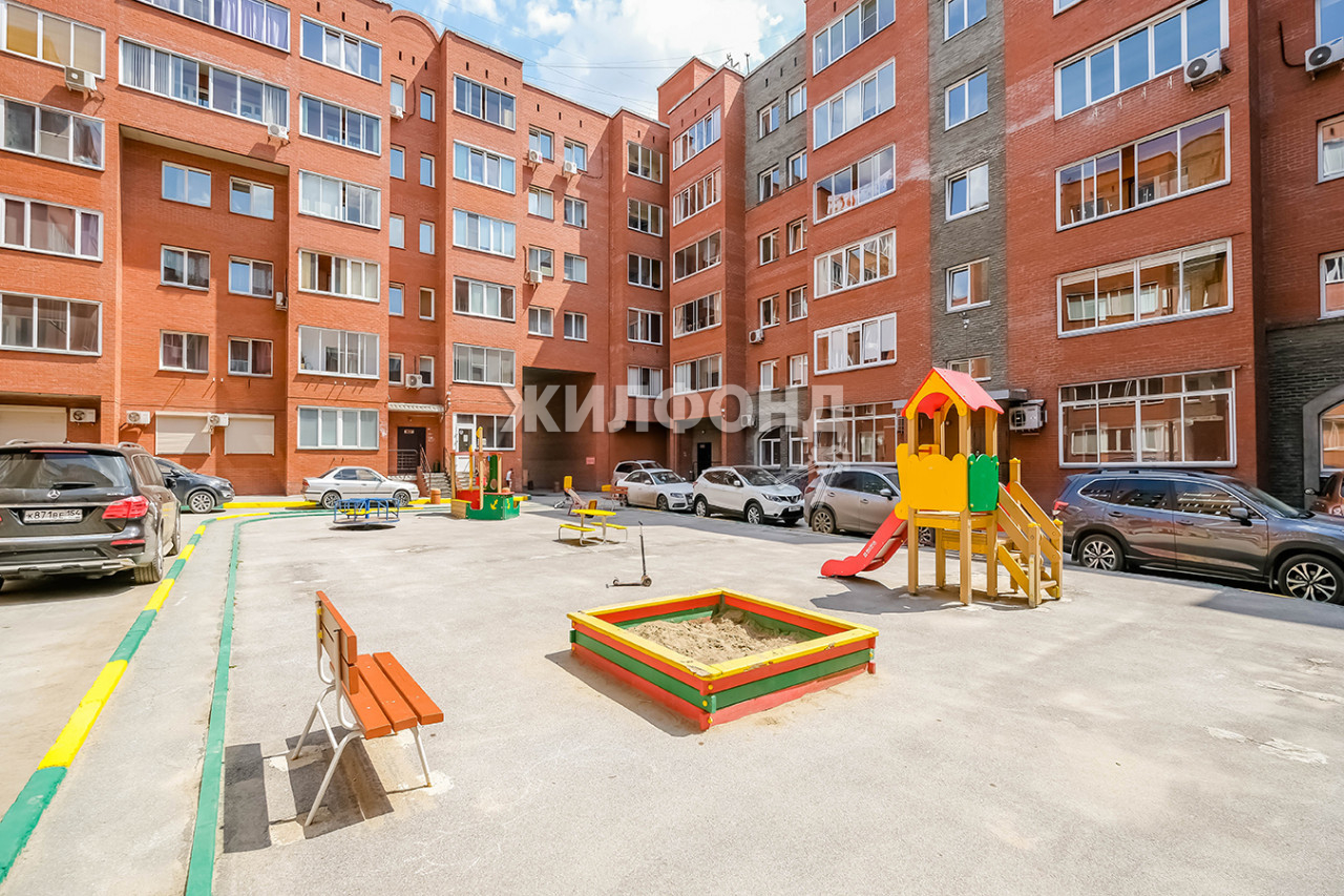 Продажа 4-комнатной квартиры, Новосибирск, Вертковская,  42